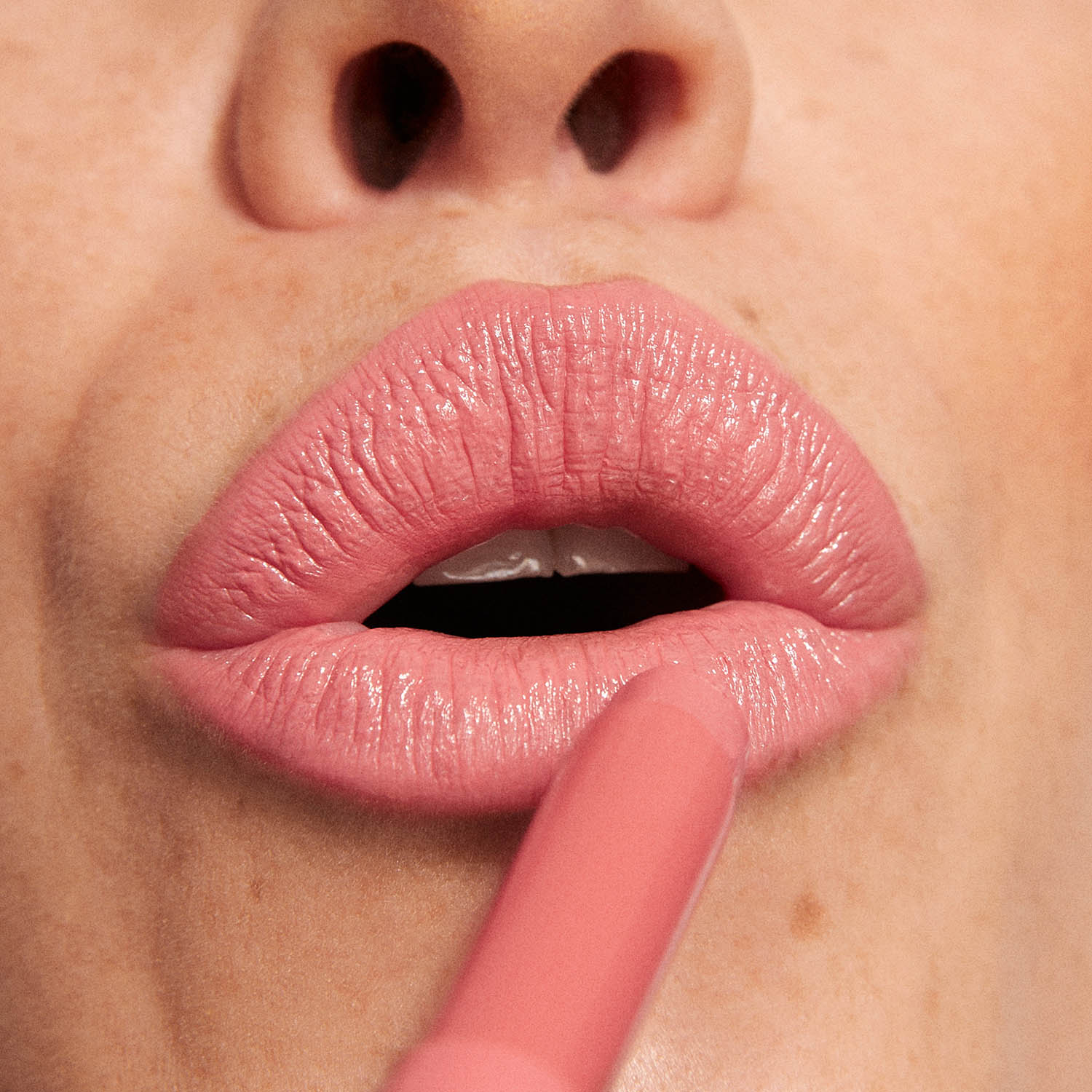 THE COLOR LIP GLOW (LABIAL HIDRATANTE CON ACABADO GLOW)